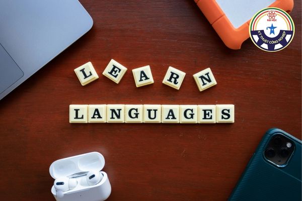 dai hoc tu xa ngon ngu anh la gi