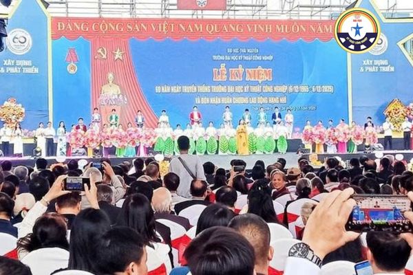 60 nam xay dung va cong hien